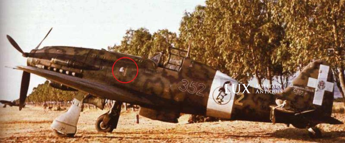 Très rare emblème fasciste découpé du fuselage d’un avion de chasse italien « Macchi C.202 » en camouflage méditerranéen - photo 7