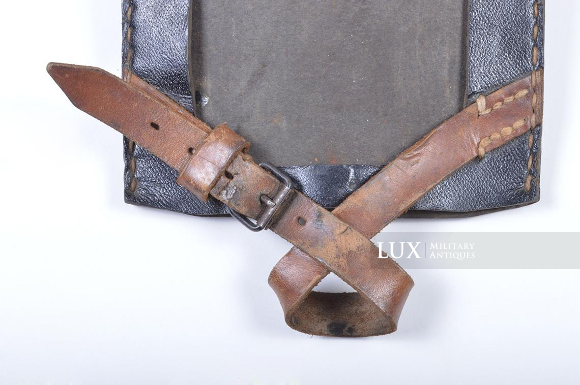 Late-war entrenching tool carrying case in black pressed cardboard, « jwa43 » - photo 10