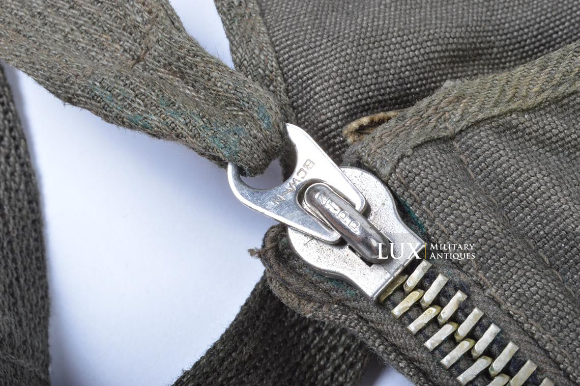 Unissued late war German paratrooper gas mask carrying bag, « ebd »