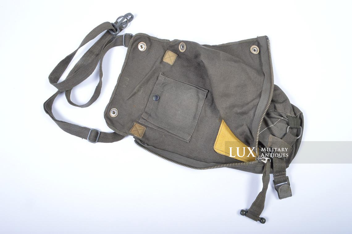 Unissued late war German paratrooper gas mask carrying bag, « ebd » - photo 26