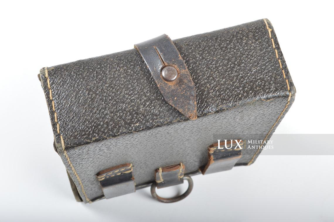 MG34/42 gunner's belt pouch in black pressed cardboard, dated 1944 - photo 11