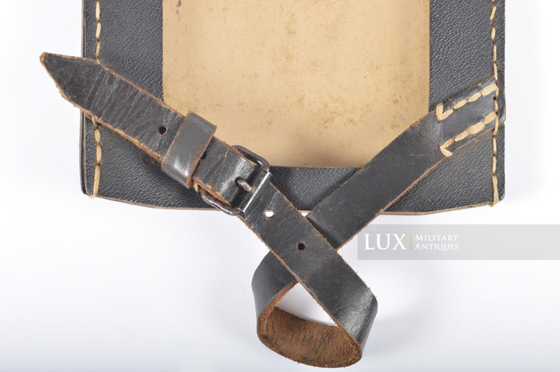 Unissued late-war entrenching tool carrying case in vinyl - photo 9