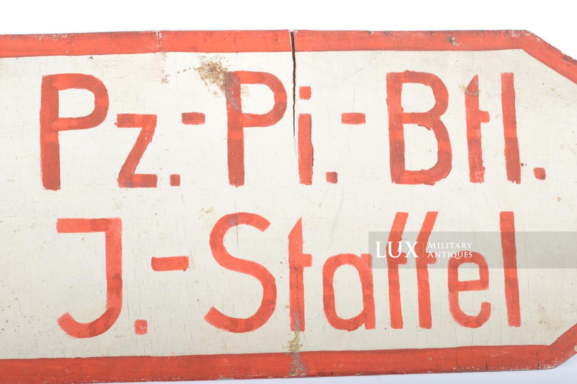 Panneau directionnel allemand pour la division Grossdeutschland, « Pz.-Pi.-Btl. J.-Staffel » - photo 9