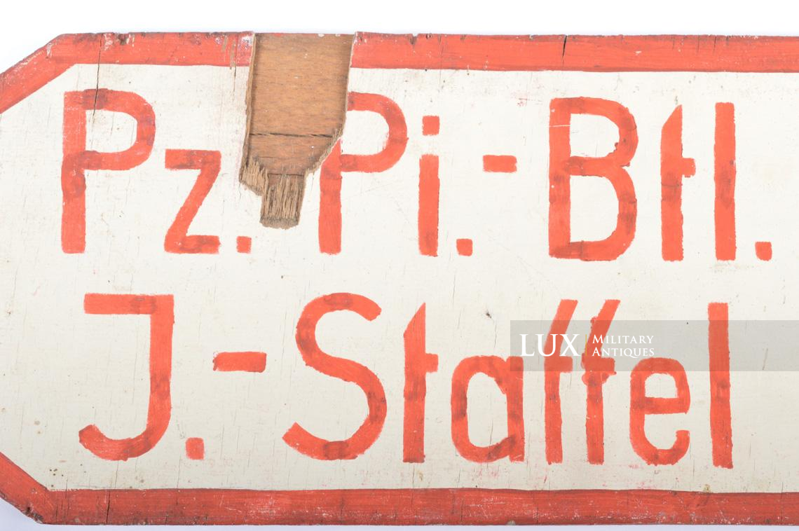 Panneau directionnel allemand pour la division Grossdeutschland, « Pz.-Pi.-Btl. J.-Staffel » - photo 13