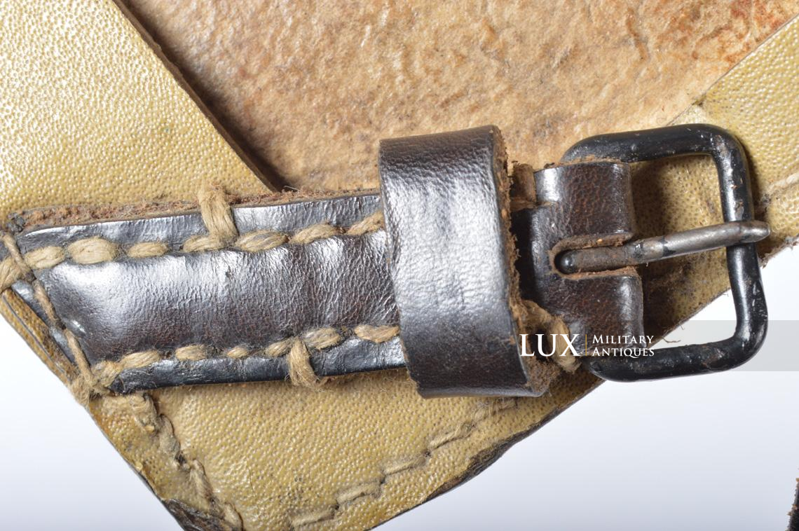 German late-war tan pressed cardboard entrenching tool carrying case, « dot/1944 » - photo 12