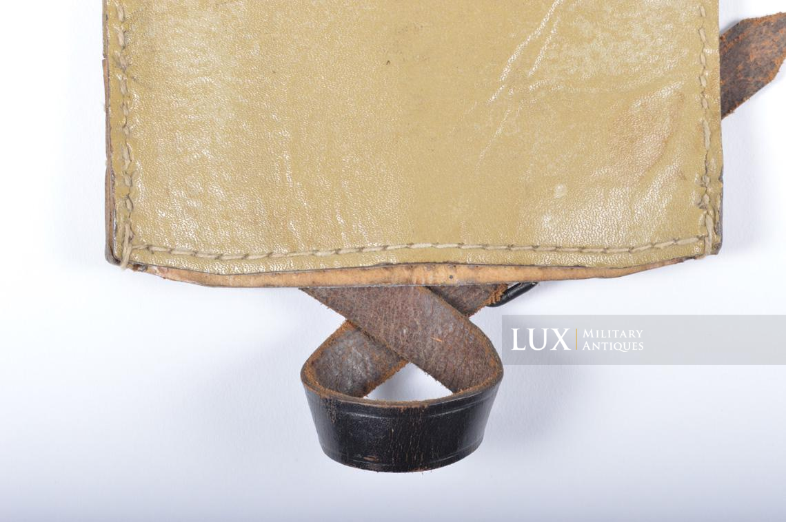 German late-war tan pressed cardboard entrenching tool carrying case, « dot/1944 » - photo 17