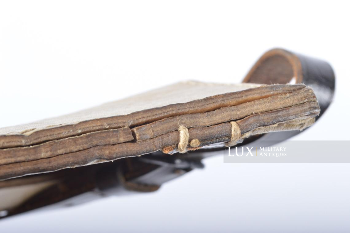 German late-war tan pressed cardboard entrenching tool carrying case, « dot/1944 » - photo 19