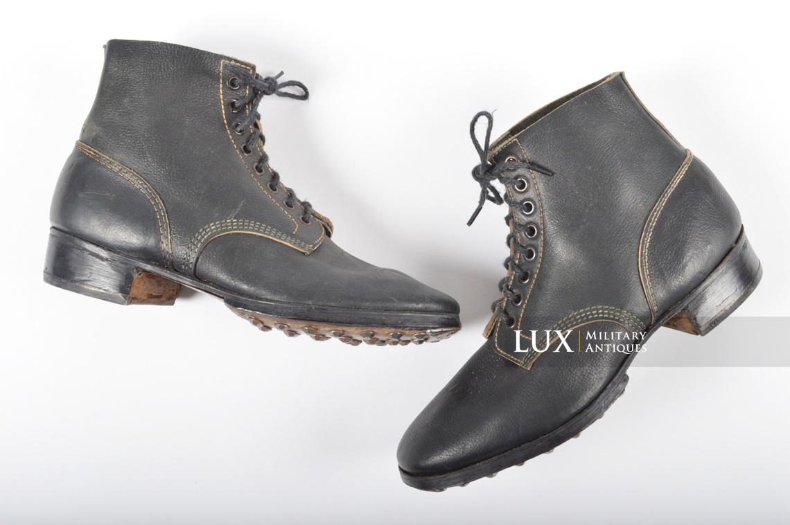 Unissued late-war German low ankle combat boots - photo 4