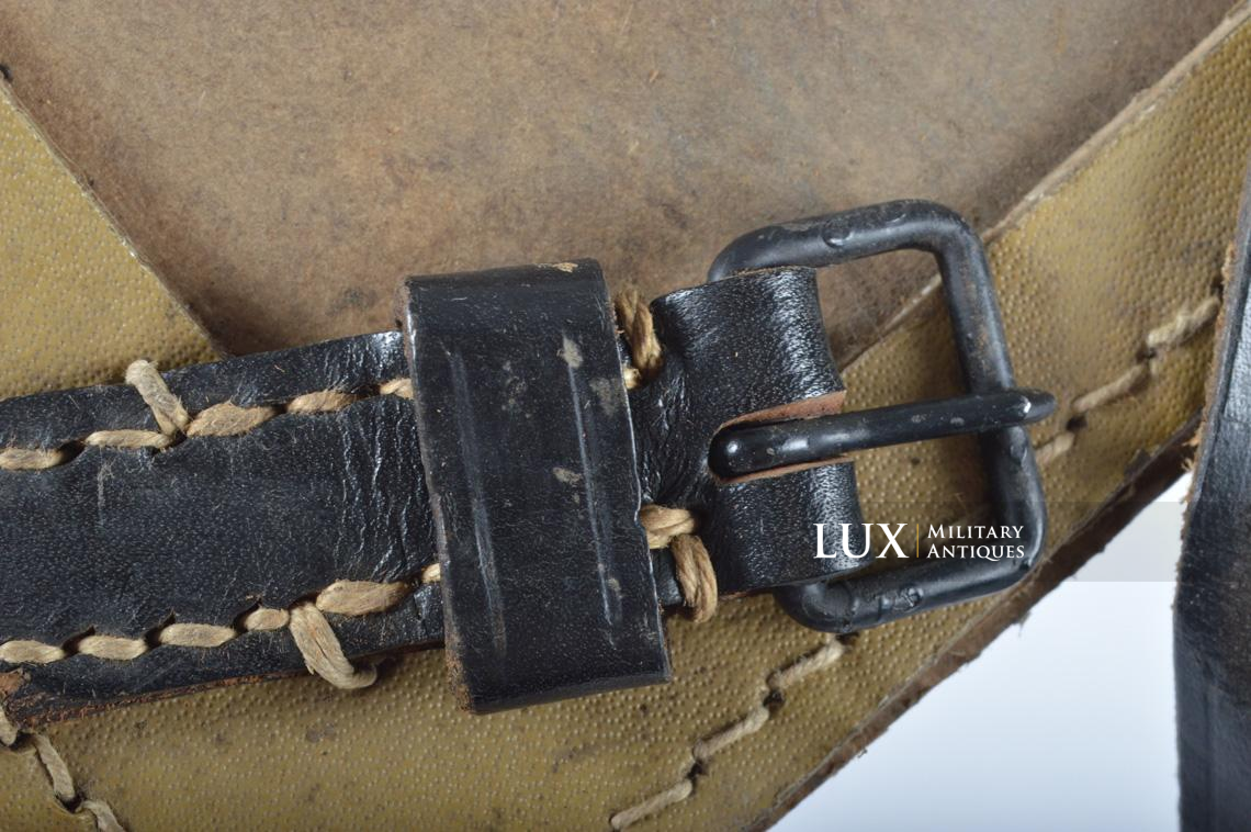 German late-war tan pressed cardboard entrenching tool carrying case, « dot/1944 » - photo 16