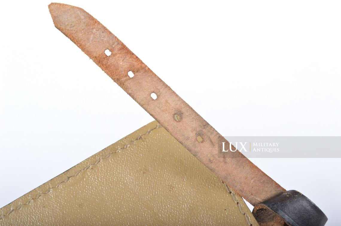 German late-war tan pressed cardboard entrenching tool carrying case, « dot/1944 » - photo 17