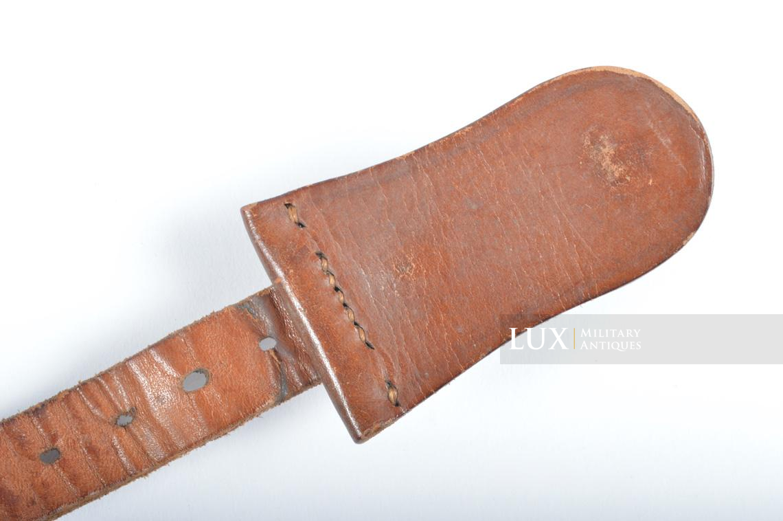 Unissued light Y-straps in natural brown leather, dated 1939 - photo 9