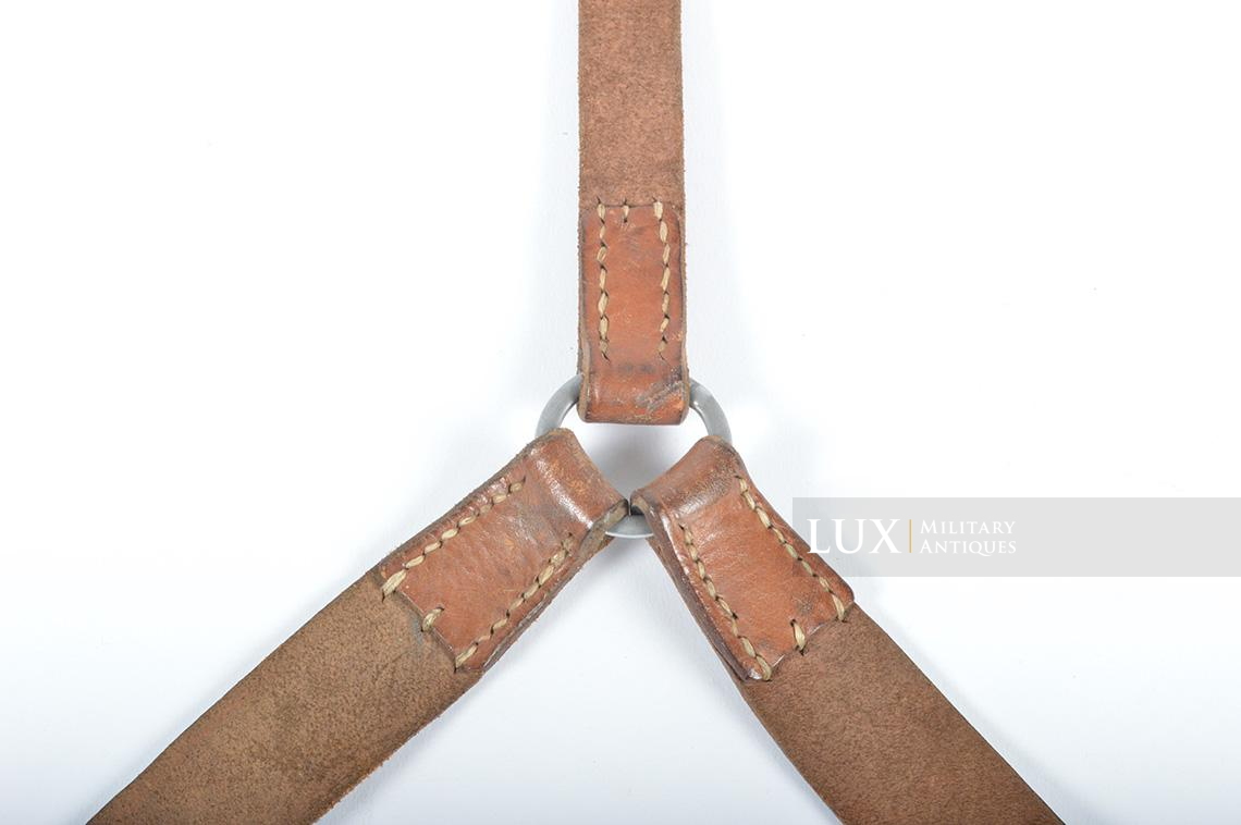 Unissued light Y-straps in natural brown leather, dated 1939 - photo 12