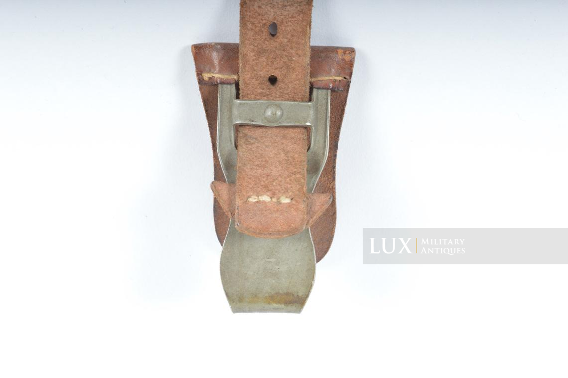 Unissued light Y-straps in natural brown leather, dated 1939 - photo 13