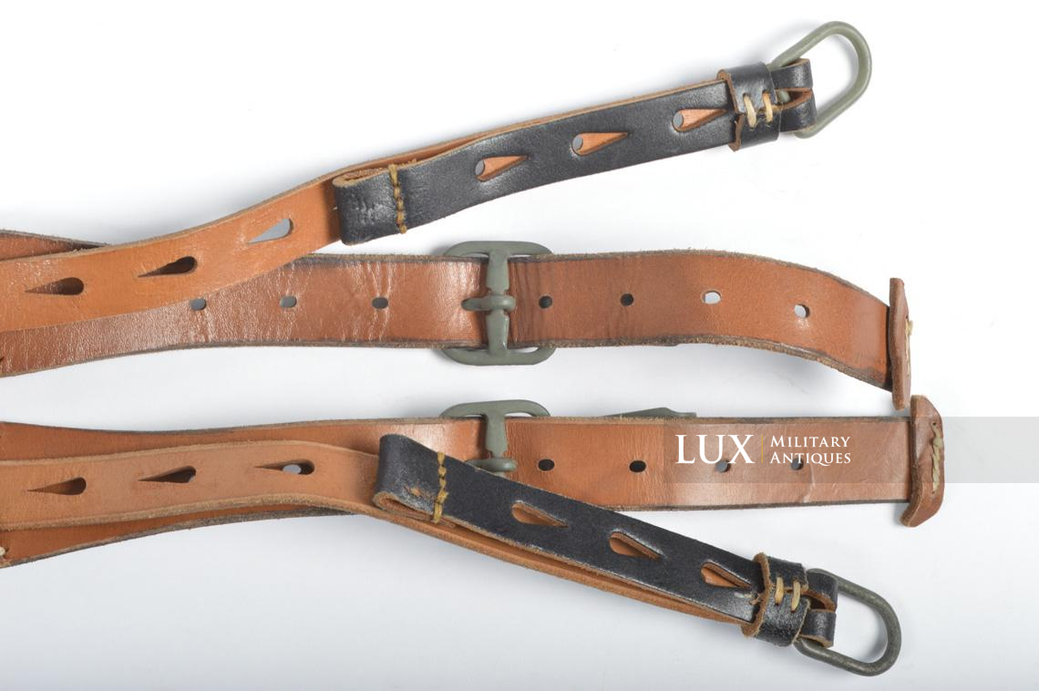 Unissued German latewar leather combat ystraps, « RBNr