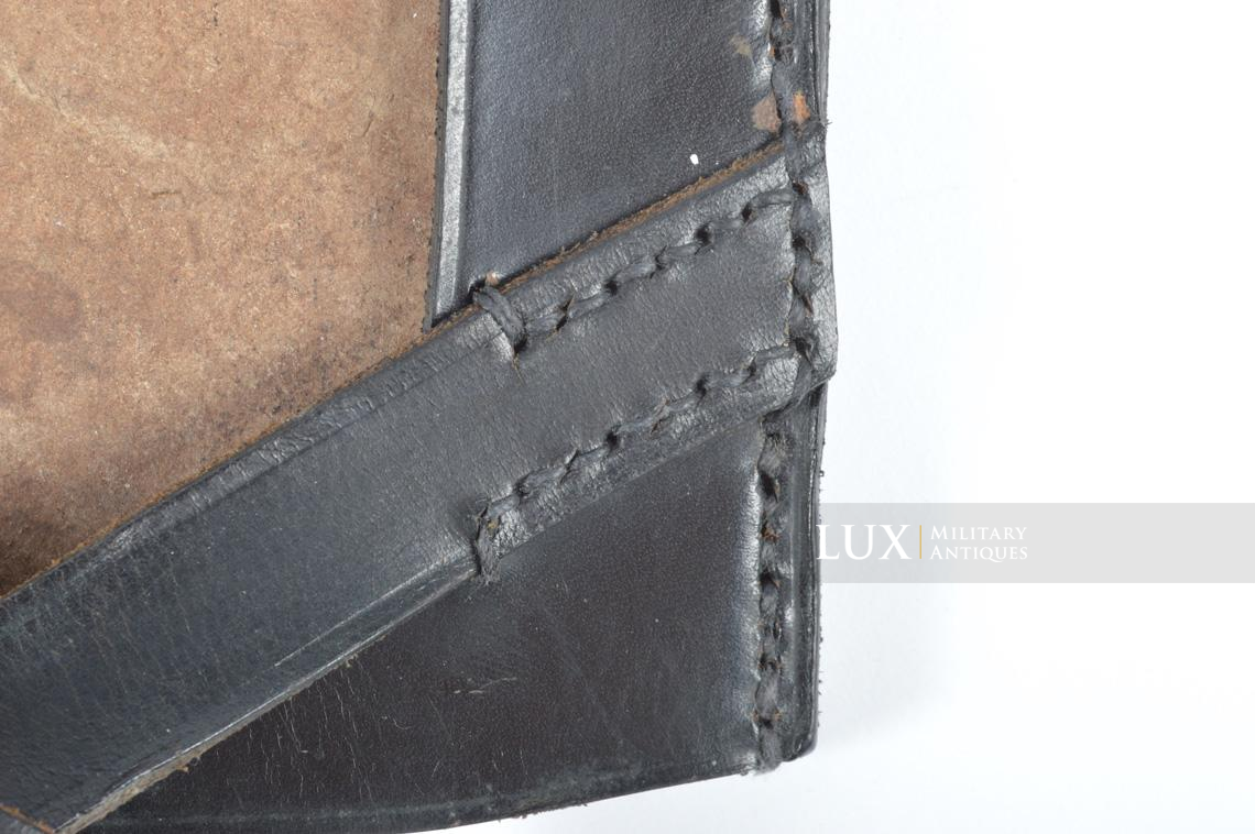 Porte pelle précoce en cuir noir, « 1939 » - photo 10