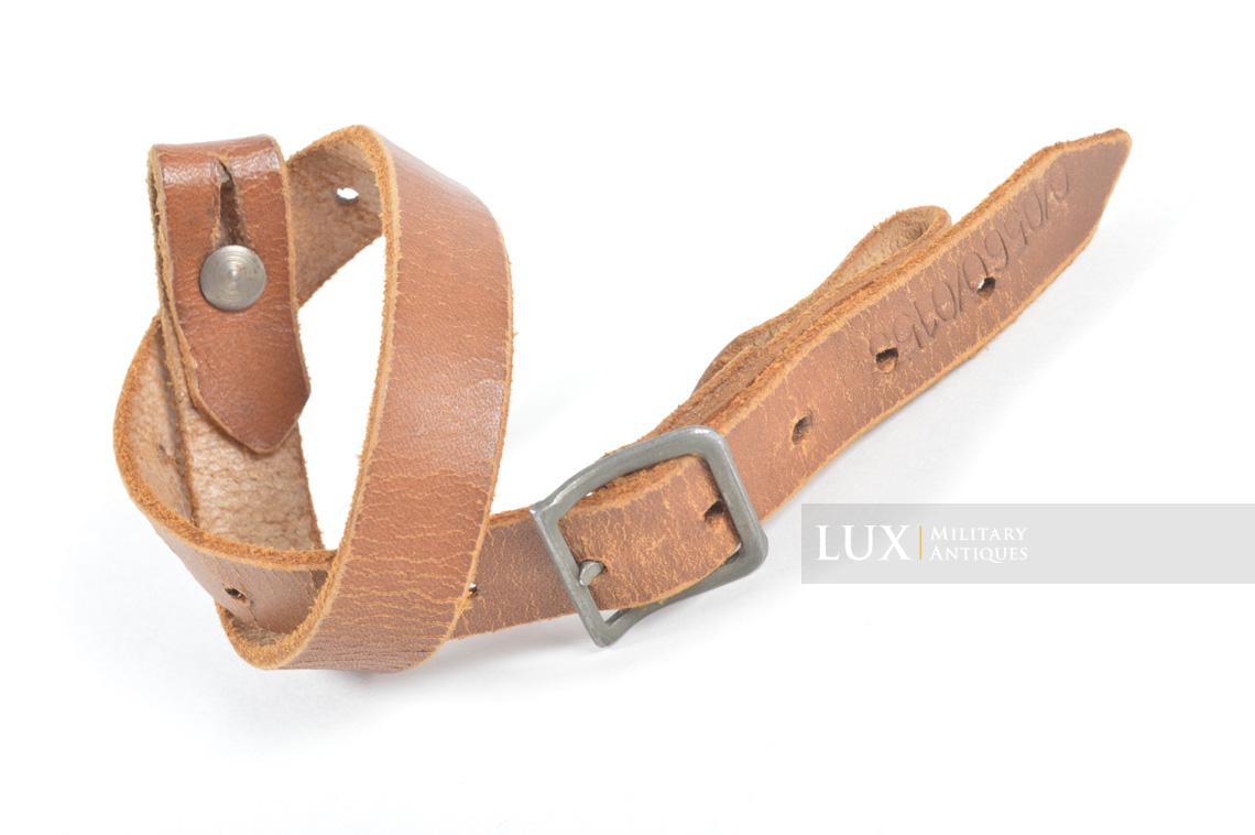 Late-war German helmet chinstrap in natural brown leather, « 0/0560/0156 » - photo 4