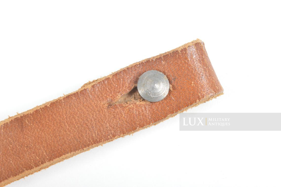 Late-war German helmet chinstrap in natural brown leather, « 0/0560/0156 » - photo 7