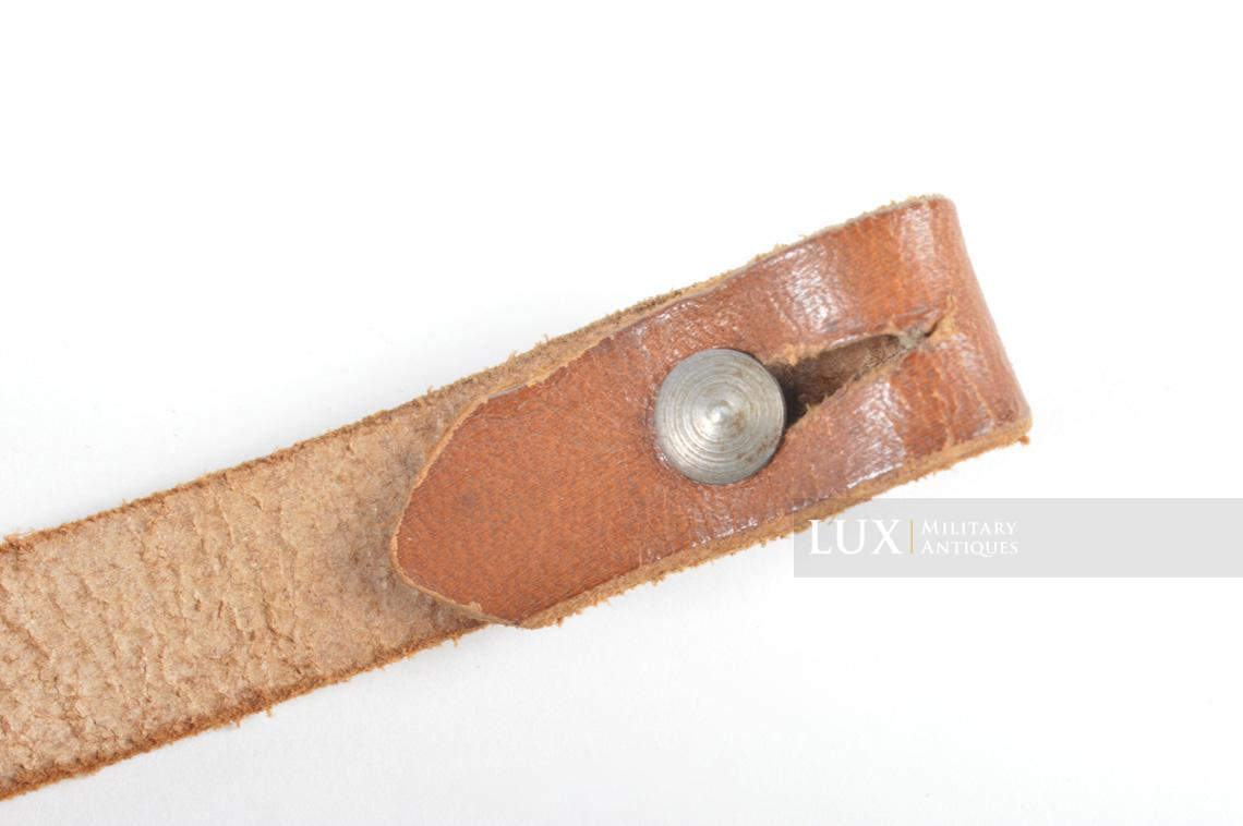Late-war German helmet chinstrap in natural brown leather, « 0/0560/0156 » - photo 8