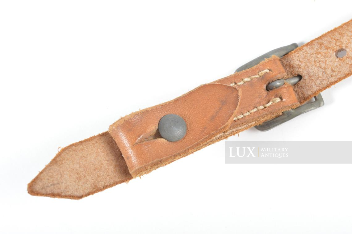 Late-war German helmet chinstrap in natural brown leather, « 0/0560/0156 » - photo 10
