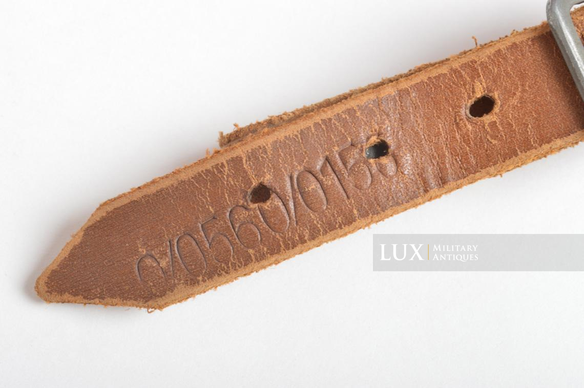 Late-war German helmet chinstrap in natural brown leather, « 0/0560/0156 » - photo 11
