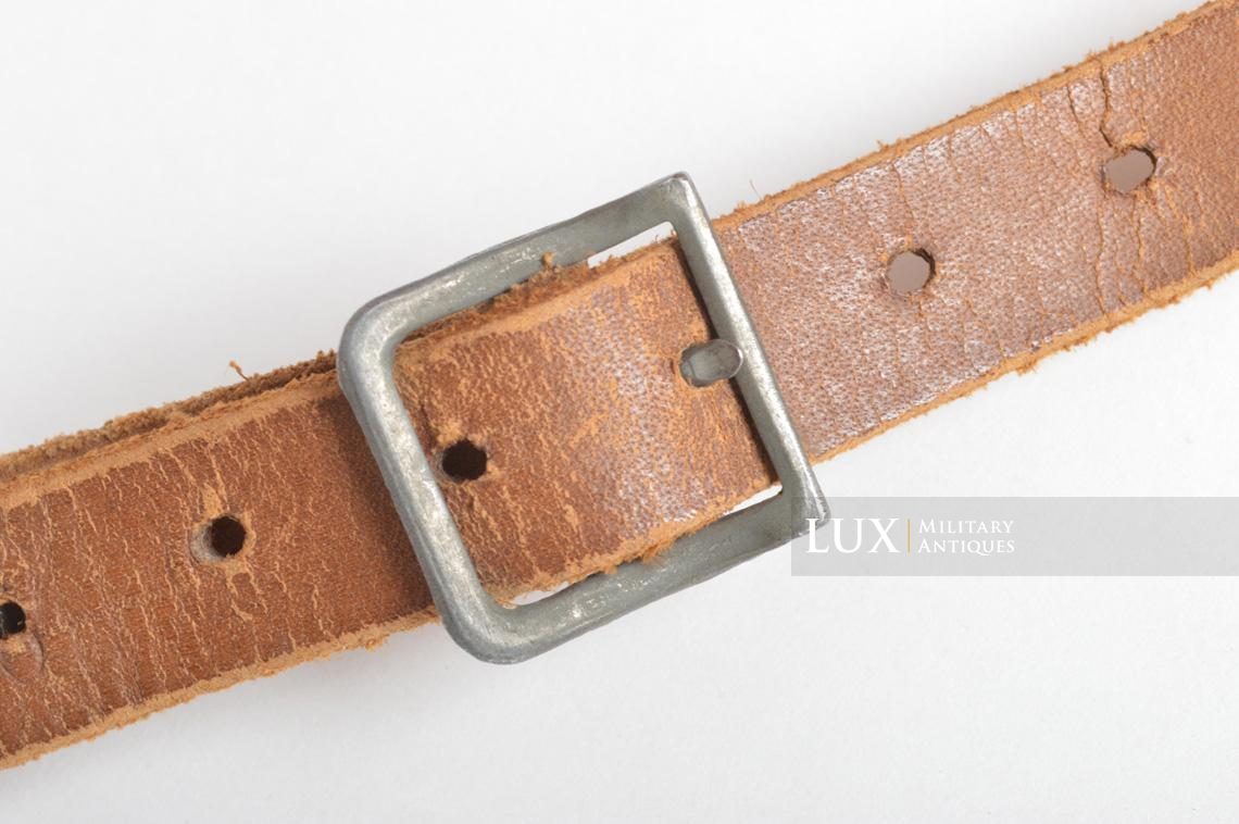 Late-war German helmet chinstrap in natural brown leather, « 0/0560/0156 » - photo 12