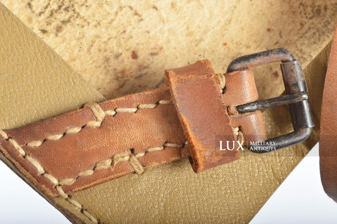 German late-war tan pressed cardboard entrenching tool carrying case, « dyo44 » - photo 17