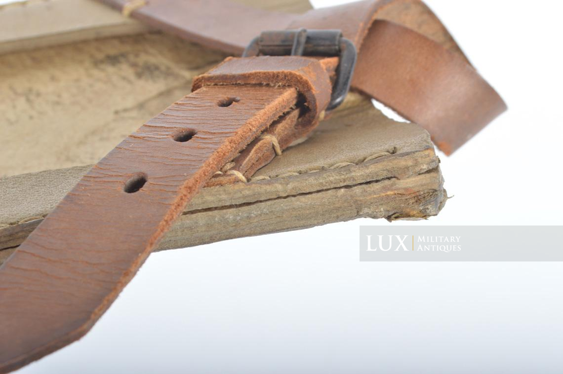 German late-war tan pressed cardboard entrenching tool carrying case, « dyo44 » - photo 16