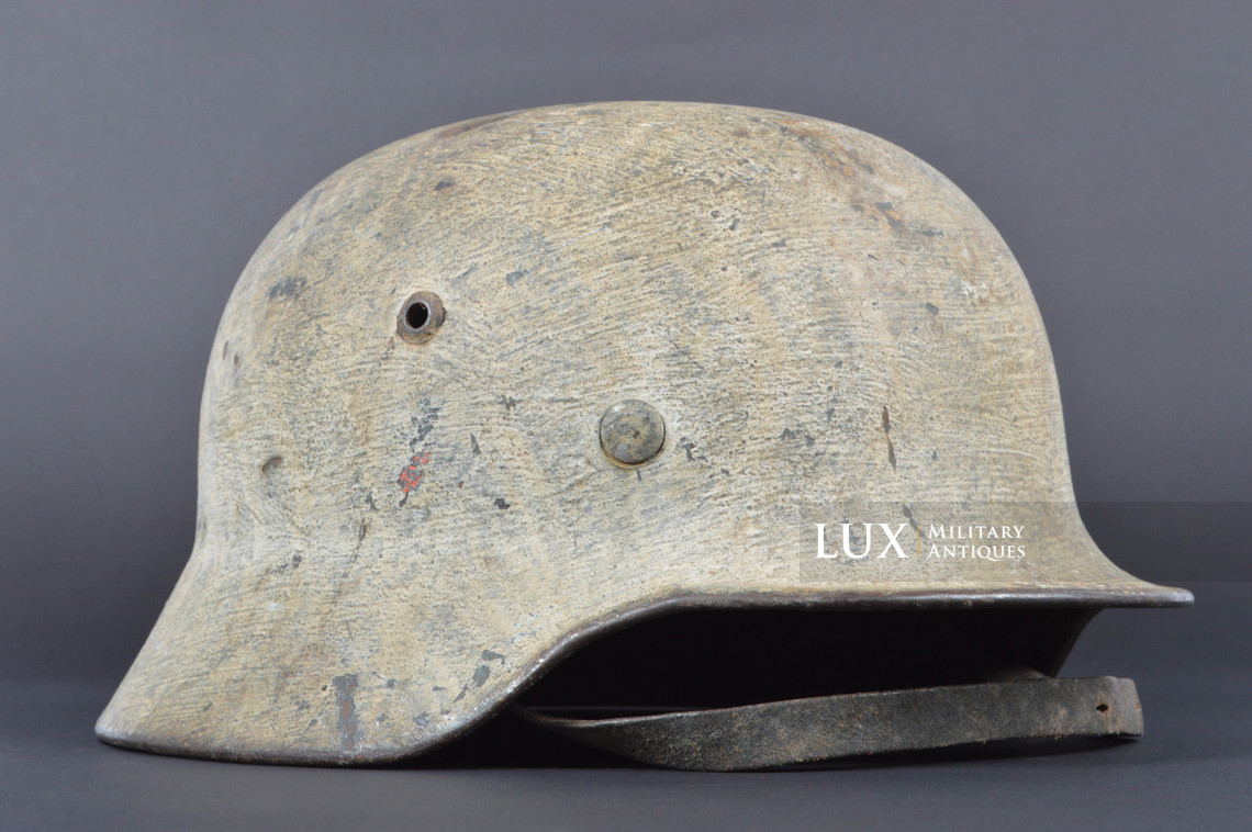 Rare M35 Heer winter whitewash camouflage combat helmet, « battle damage » - photo 9