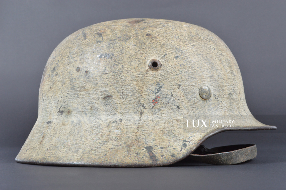 Rare M35 Heer winter whitewash camouflage combat helmet, « battle damage » - photo 10