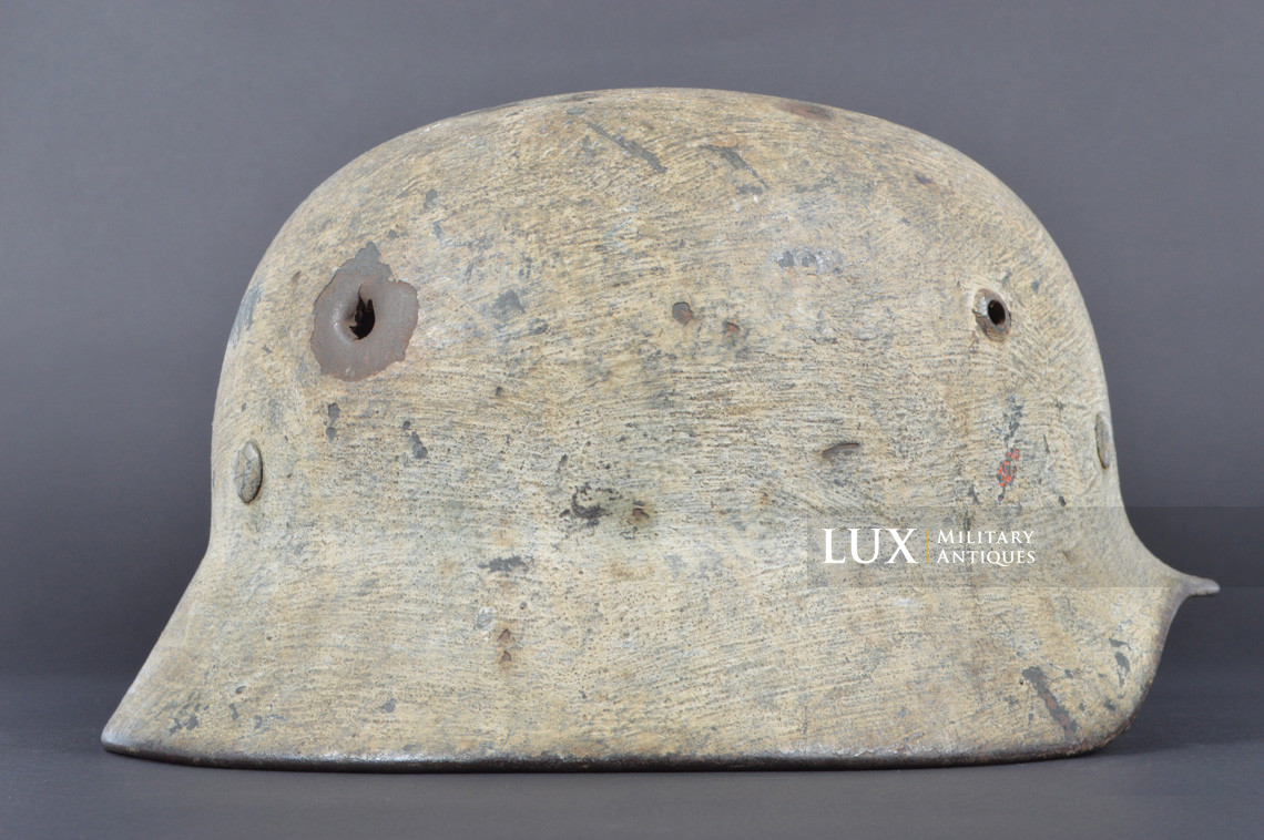 Rare M35 Heer winter whitewash camouflage combat helmet, « battle damage » - photo 11