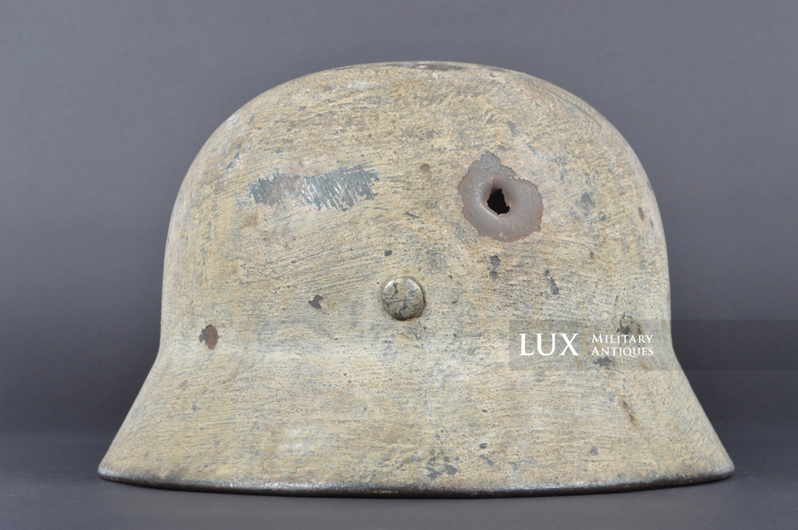 Rare M35 Heer winter whitewash camouflage combat helmet, « battle damage » - photo 12