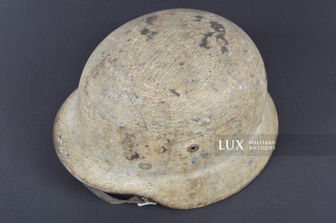 Rare M35 Heer winter whitewash camouflage combat helmet, « battle damage » - photo 14