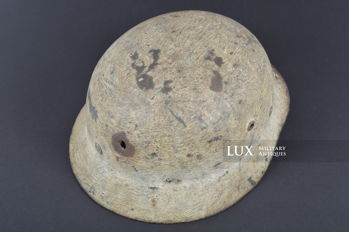 Rare M35 Heer winter whitewash camouflage combat helmet, « battle damage » - photo 15