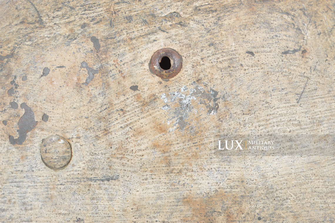 Rare M35 Heer winter whitewash camouflage combat helmet, « battle damage » - photo 16