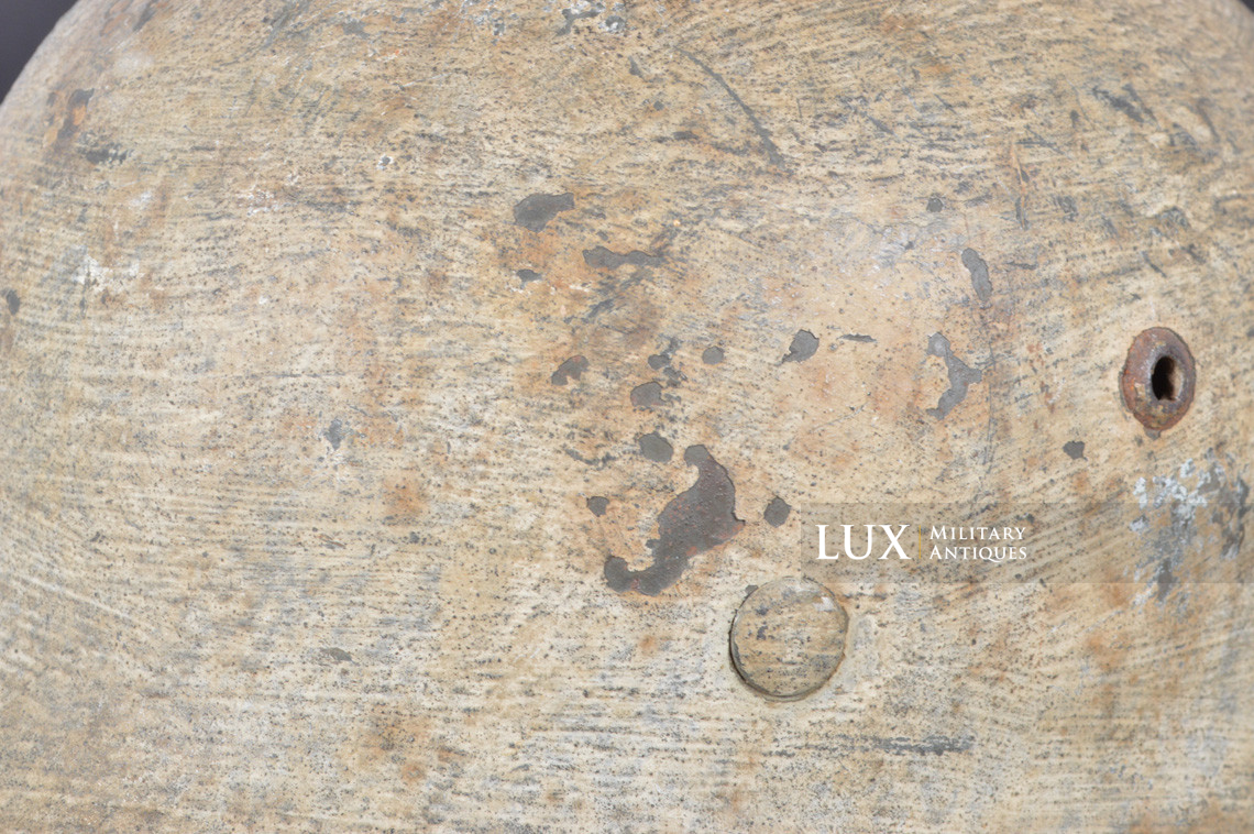 Rare M35 Heer winter whitewash camouflage combat helmet, « battle damage » - photo 17