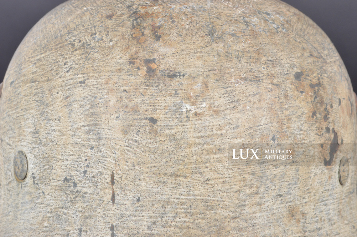 Rare M35 Heer winter whitewash camouflage combat helmet, « battle damage » - photo 18