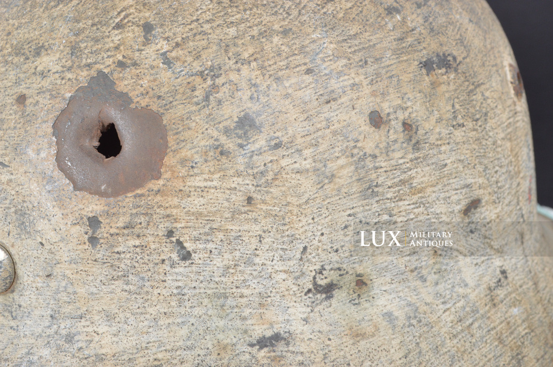 Rare M35 Heer winter whitewash camouflage combat helmet, « battle damage » - photo 21