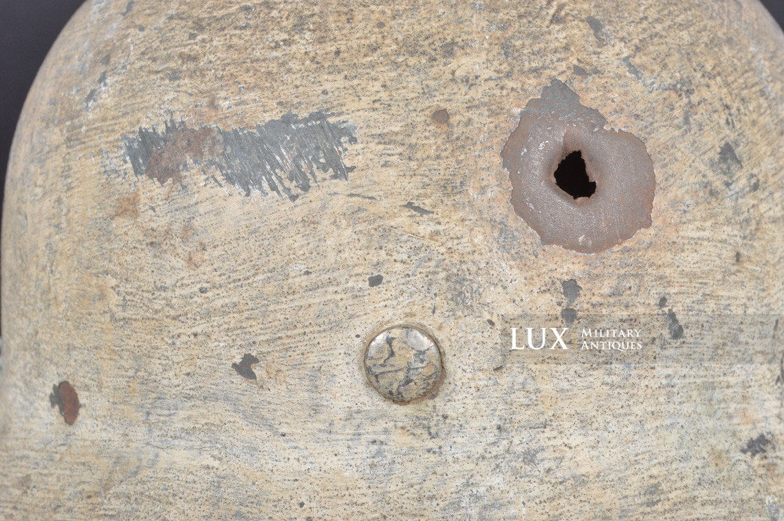 Rare M35 Heer winter whitewash camouflage combat helmet, « battle damage » - photo 22