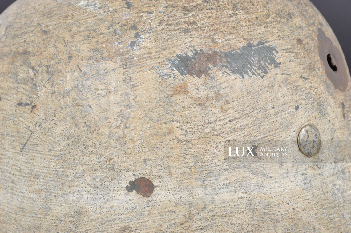 Rare M35 Heer winter whitewash camouflage combat helmet, « battle damage » - photo 23
