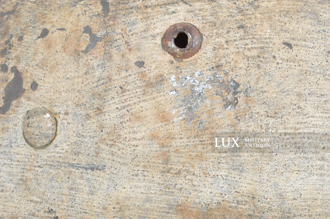 Rare M35 Heer winter whitewash camouflage combat helmet, « battle damage » - photo 24