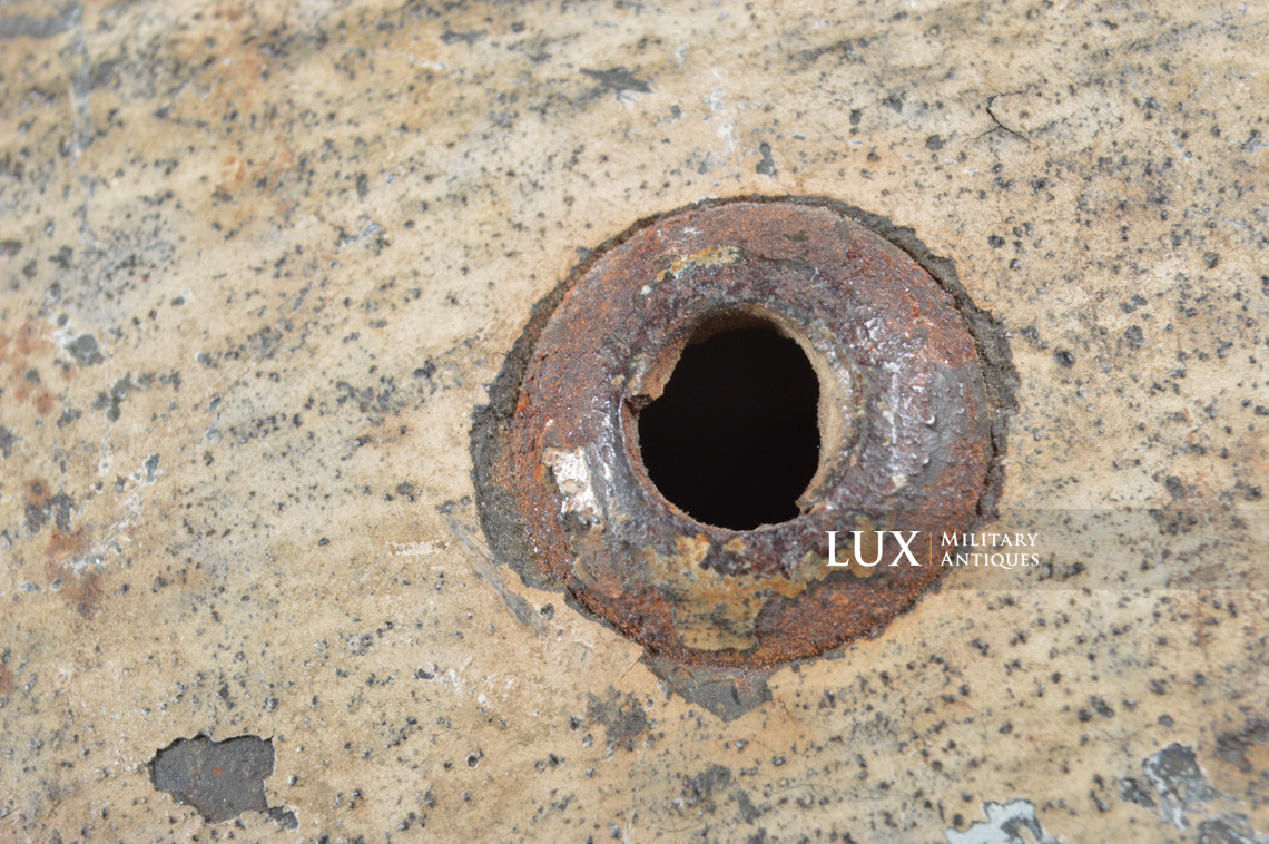 Rare M35 Heer winter whitewash camouflage combat helmet, « battle damage » - photo 28