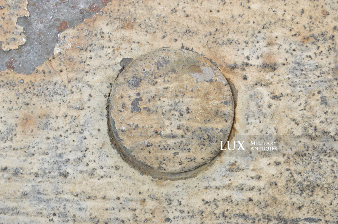 Rare M35 Heer winter whitewash camouflage combat helmet, « battle damage » - photo 29