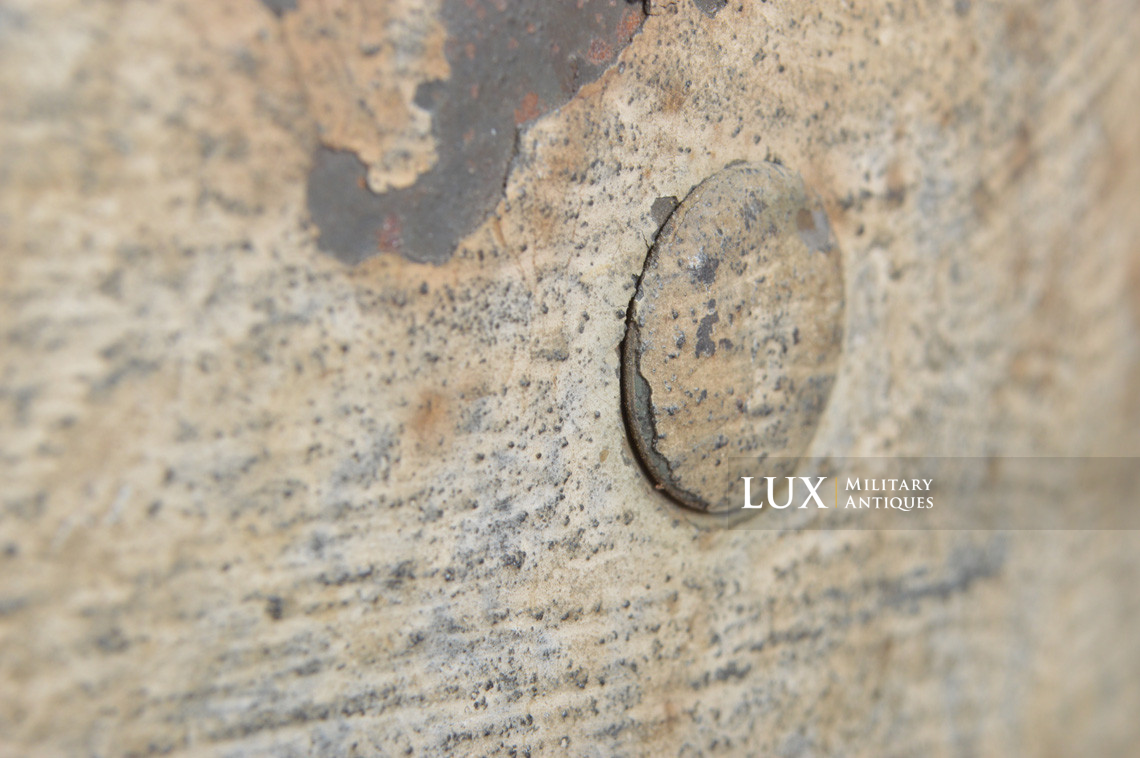 Rare M35 Heer winter whitewash camouflage combat helmet, « battle damage » - photo 33