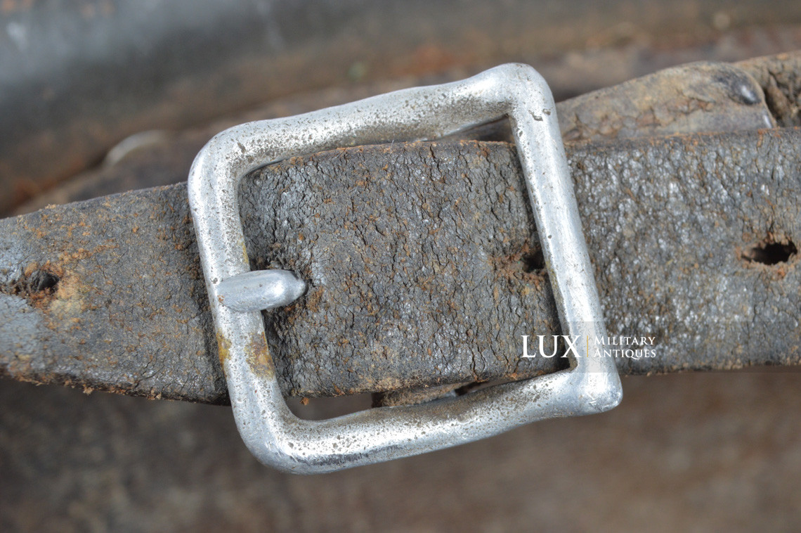 Rare M35 Heer winter whitewash camouflage combat helmet, « battle damage » - photo 59