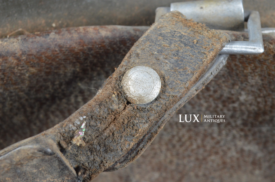 Rare M35 Heer winter whitewash camouflage combat helmet, « battle damage » - photo 60