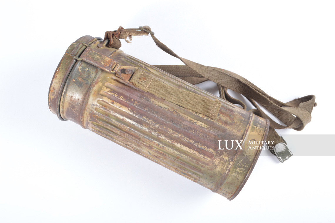 German three-tone « Normandy » camouflage gas mask canister, « untouched / woodwork find » - photo 4