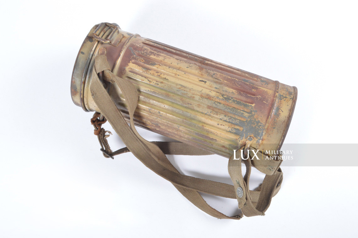 German three-tone « Normandy » camouflage gas mask canister, « untouched / woodwork find » - photo 9