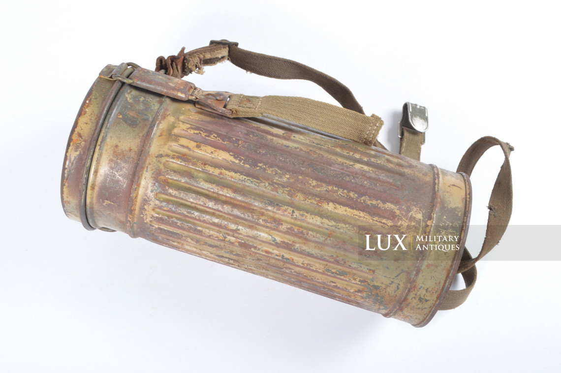 German three-tone « Normandy » camouflage gas mask canister, « untouched / woodwork find » - photo 11