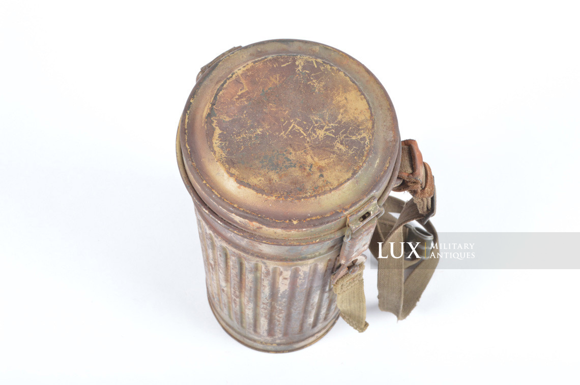 German three-tone « Normandy » camouflage gas mask canister, « untouched / woodwork find » - photo 12