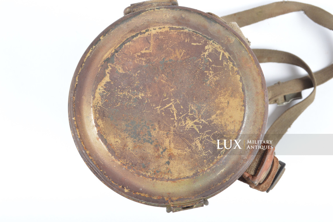 German three-tone « Normandy » camouflage gas mask canister, « untouched / woodwork find » - photo 14